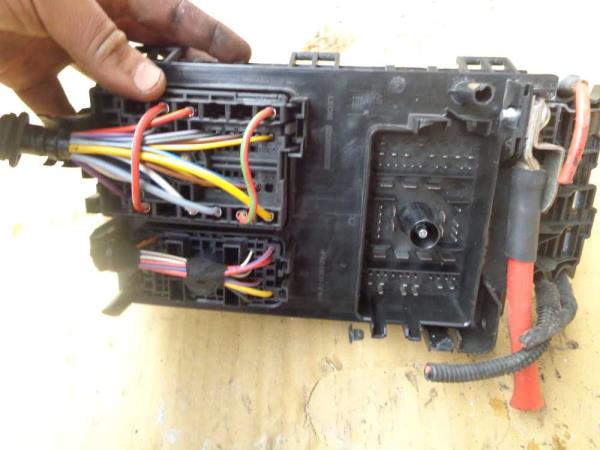 BOITE A FUSIBLE OPEL ASTRA J 1.7 CDTI  ( RH ) - Vue 2